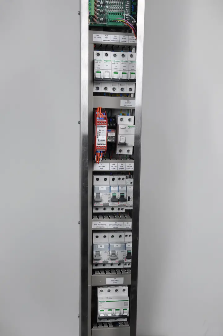 Altutide 1000 Slim 120x1950 Door Side